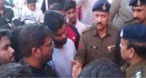 राजा खान के आतंक से निजात दिलाने बजरंग दल पहुंचा थाने पर