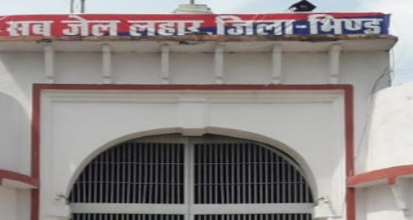 जेल के अंदर से हत्या के आरोपी इशारों में गोली चलाने की धमकी देते आए नजर