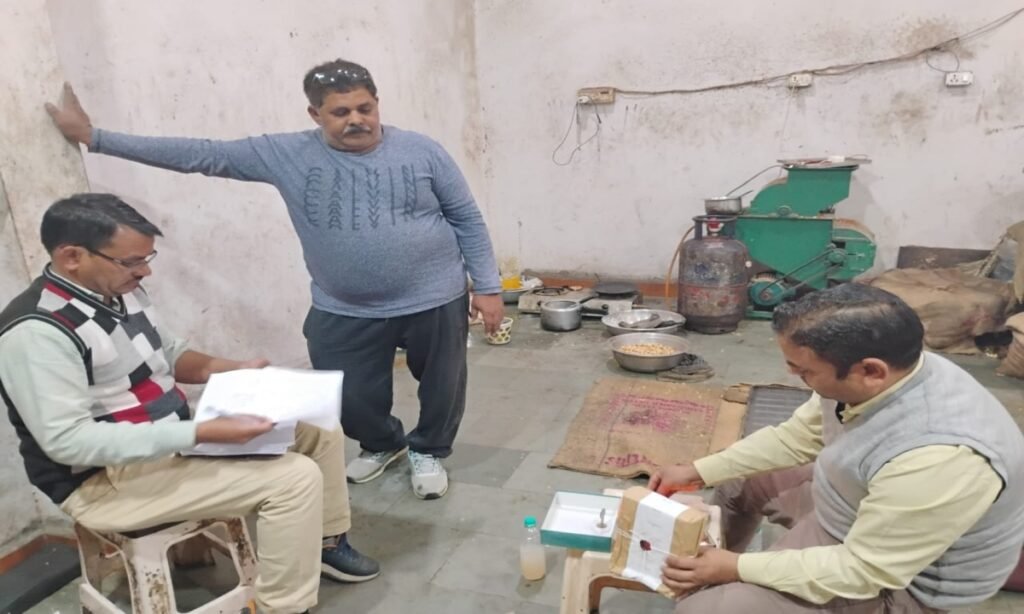 गंदगी के बीच बन रही थी गजक
