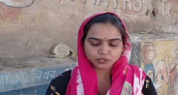 महिला थाने में पीड़ित महिला निशा ने न्याय के लिए गुहार लगाई