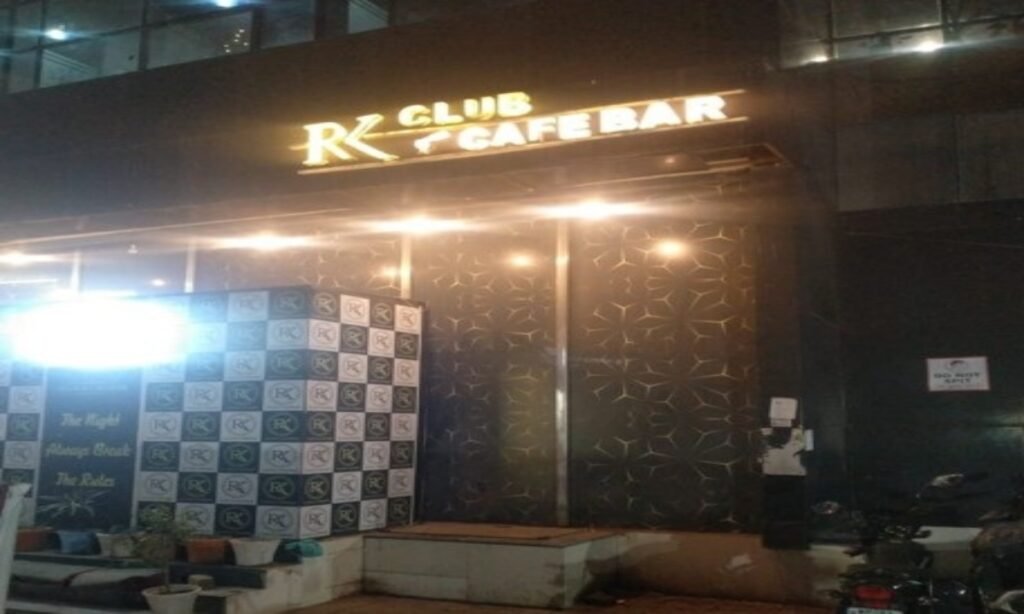 न्यू ईयर से पहले पुलिस की सख्ती :  शटर बंद कर चकमा देने की कोशिश नाकाम