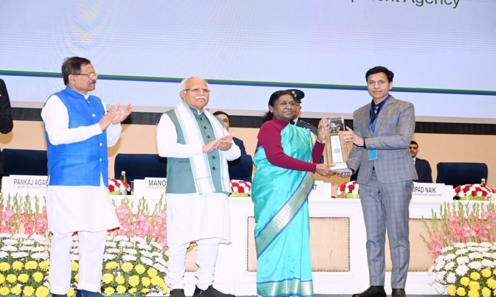 राष्ट्रपति ने किया आईएएस ओम प्रकाश बकोरिया को सम्मानित