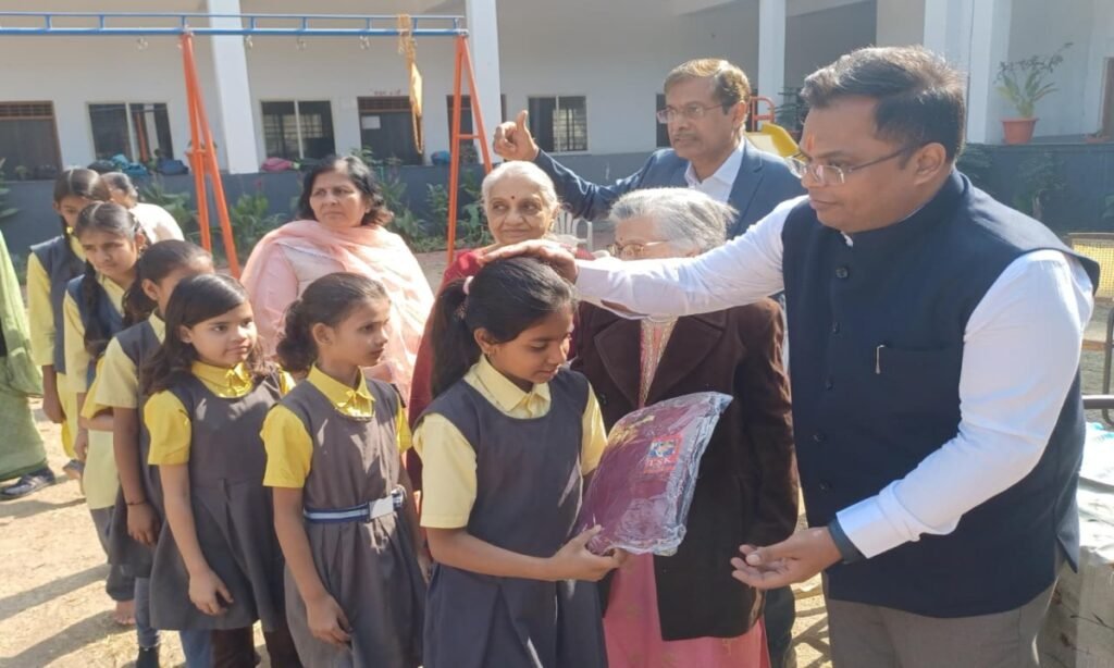 कलेक्टर ने स्कूली बच्चों को किये स्वेटर वितरित