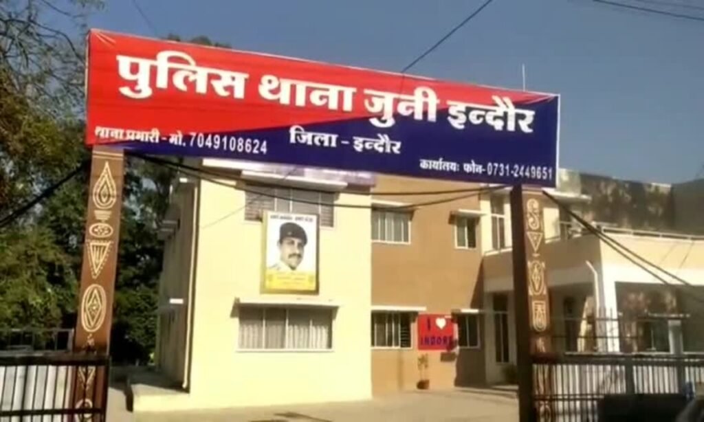 कार में बैठकर ऑनलाइन जुआ खेलते दो युवक पकड़े