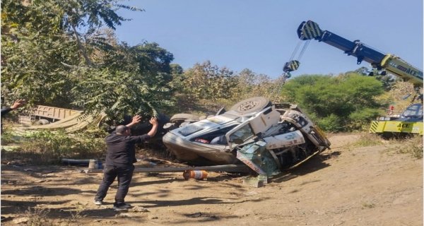 खाद लेकर जा रहा ट्रक पलटा, केबिन में फंसे ड्राइवर की मौत