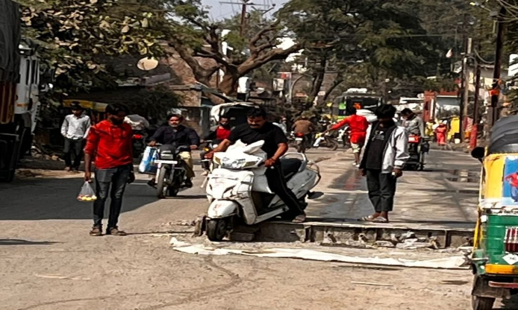 पालदा आरटीओ मार्ग पर सड़क निर्माण से परेशानी