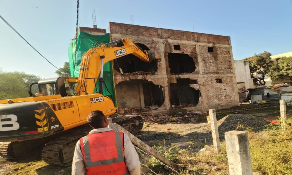 नगर निगम रिमूवल दस्ते ने तोड़ा अवैध निर्माण