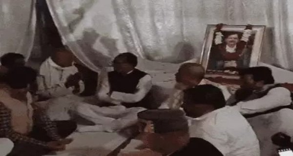 देर रात भिंड पहुंचे केंद्रीय मंत्री शिवराज सिंह, 30 साल साथ रहे बॉडीगार्ड जयद्रथ सिंह को दी श्रद्धांजलि