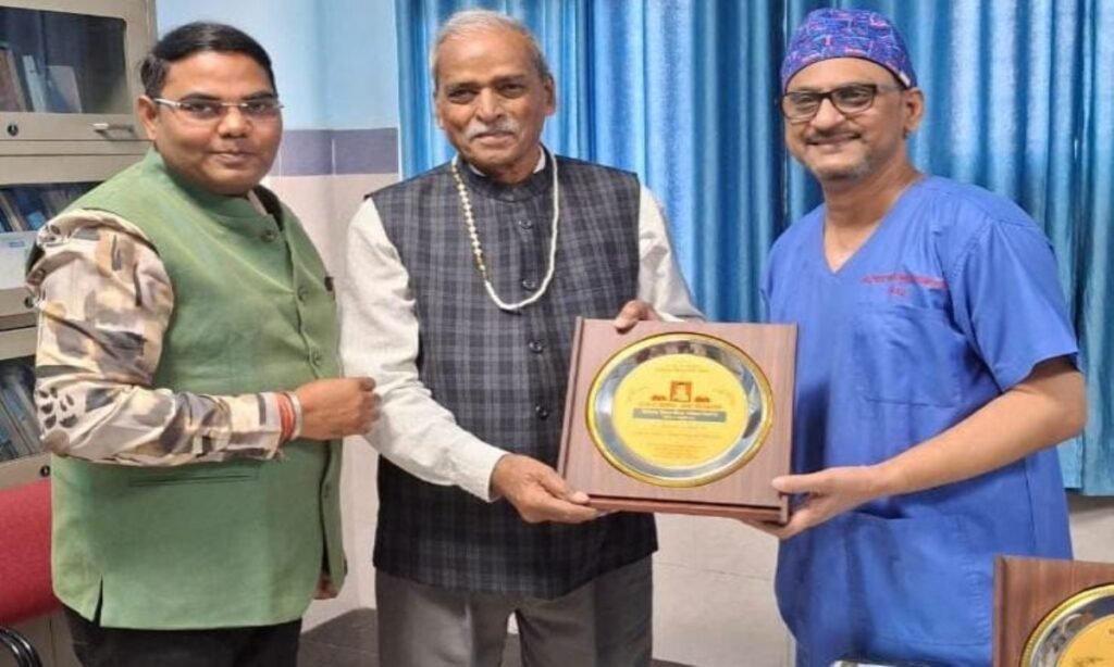 डॉ. अविनाश शर्मा को मिला डॉ. बी.डी. चौरासिया अवॉर्ड