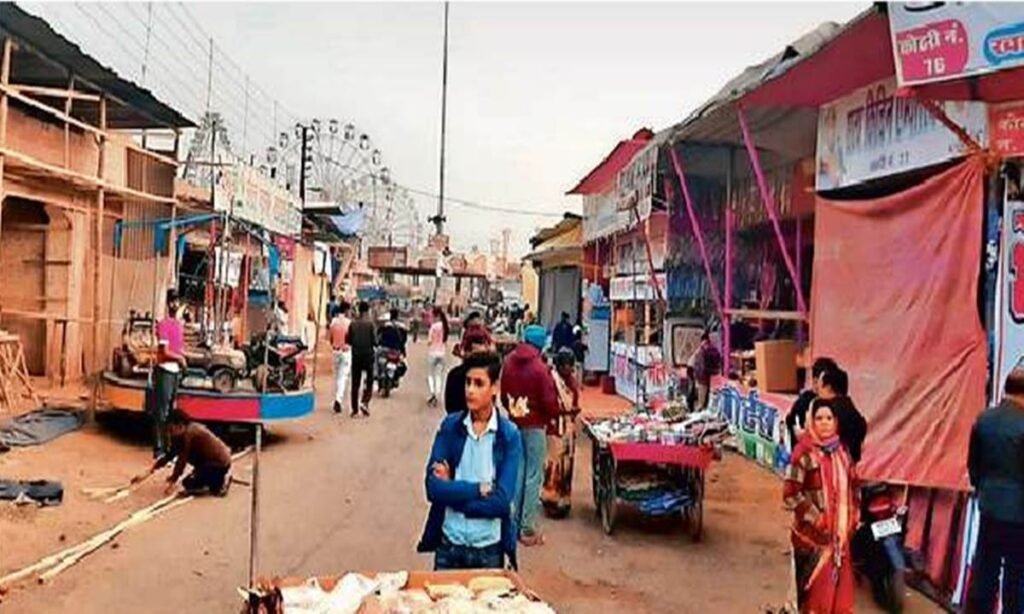 ग्वालियर मेले में आज सुबह तक दुकानें तैयार होती रहीं, आज उद्घाटन