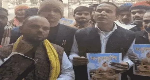 भिंड में सवर्ण समाज के लोगों ने थाना घेरा, मनुस्मृति के साथ गिरफ्तारी देने पहुंचे परशुराम सेना के नेता