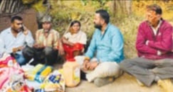 नेत्रहीन दंपति पेड़ों के नीचे जिंदगी काटने को मजबूर