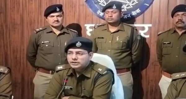 अवैध गांजा तस्करी का भंडाफोड़: सिविल लाइन और नौगांव थाना पुलिस ने गांजे के साथ आरोपियों को किया गिरफ्तार