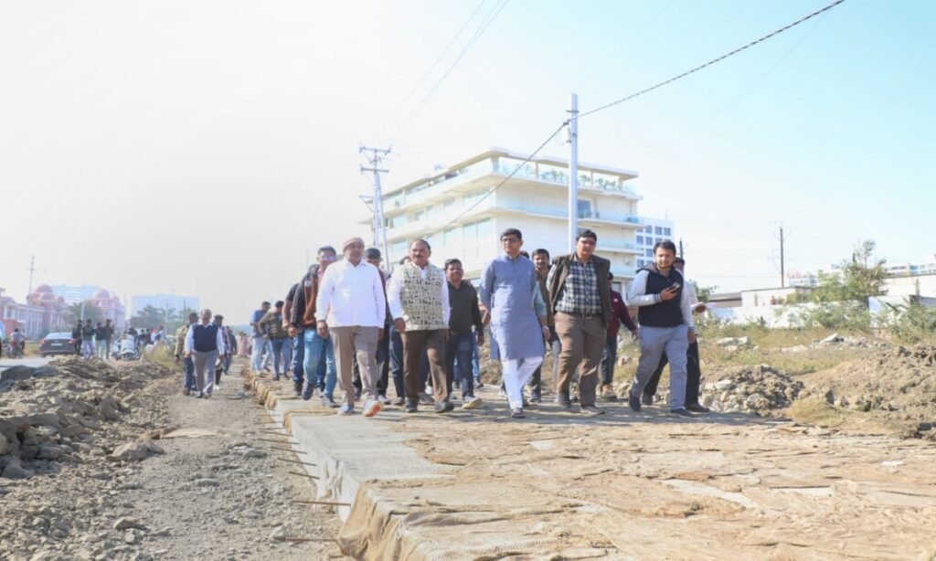 महापौर द्वारा मास्टर प्लान की सड़क का निरीक्षण