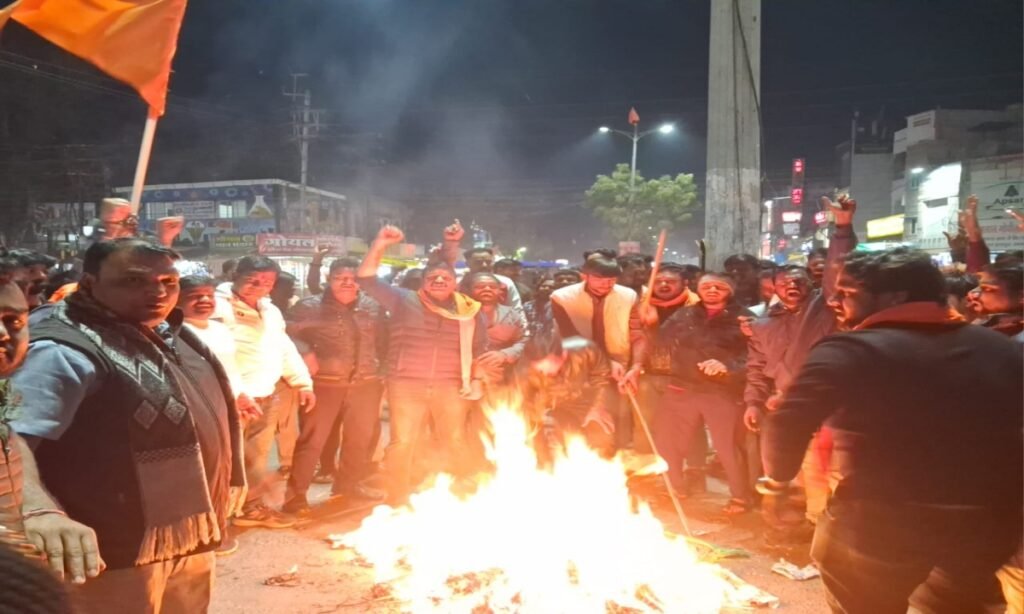 विहिप बजरंग दल ने बांग्लादेश का पुतला जलाया