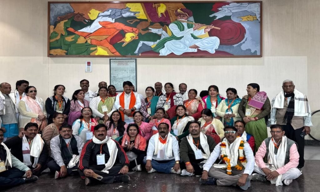 मंत्री विजयवर्गीय के साथ 40 वरिष्ठ यात्रियों ने किया अपना पहला हवाई सफर