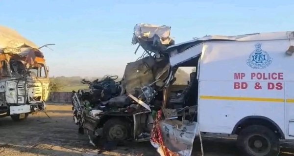 कंटेनर की टक्कर से पुलिस वैन में सवार चार पुलिस कर्मी की मौत