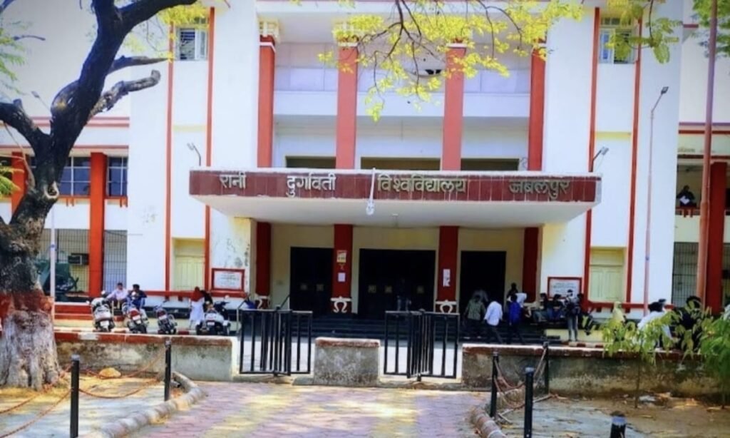 कुलगुरु से अभद्रता करने वाले कर्मचारी पर गिरेगी गाज