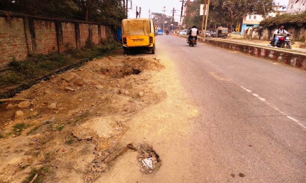 गैस पाइपलाइन कार्य से बने गड्ढे बने खतरे का कारण, सड़क सुरक्षा पर बढ़ी चिंता