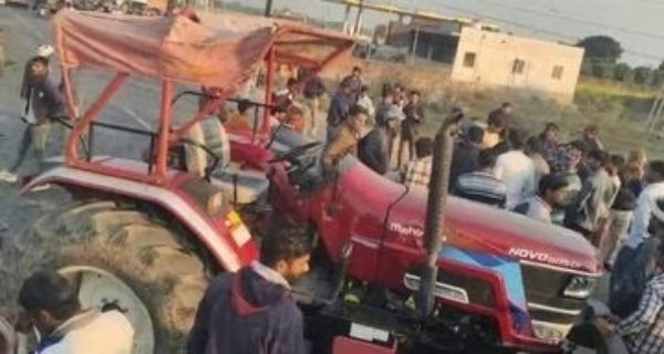 डंपर ने ट्रैक्टर-ट्रॉली को टक्कर मारी, एक की मौत, सरपंच समेत 15 घायल