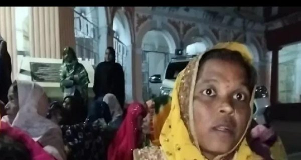 कुटीर की किस्त के लिए 57 आदिवासी परिवारों ने कलेक्ट्रेट में डाला डेरा