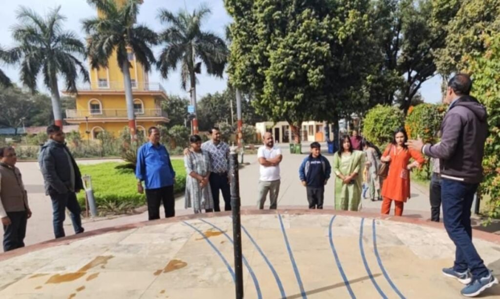 जंतर-मंतर पर खगोलीय महत्व समझने जुटे स्थानीय और पर्यटक