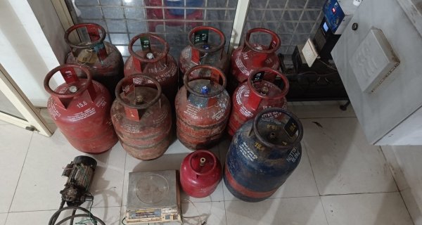 अवैध गैस रिफलिंग सेंटर पर पुलिस का छापा