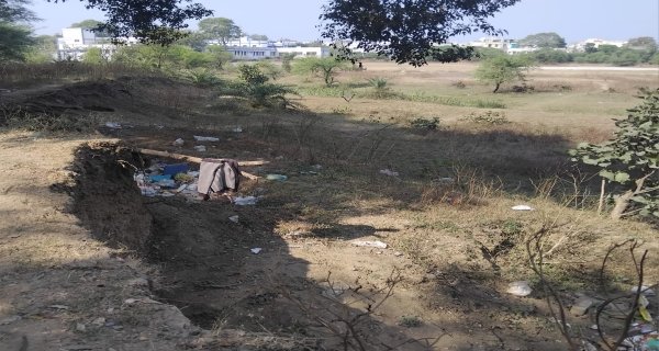 अवैध खनन से अस्पताल मैदान  खाई में तब्दील