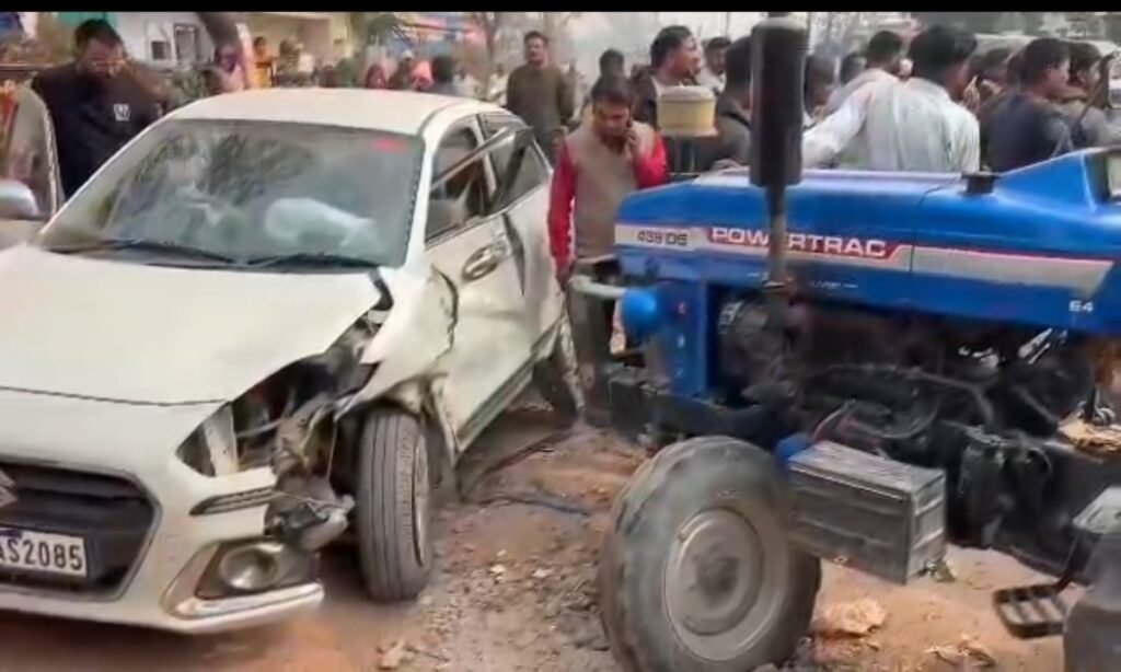 ट्रैक्टर-कार की टक्कर में 3 घायल कटिया के निकट हुआ हादसा