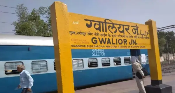 भोपाल से निजामुद्दीन पहुंची छात्रा को आरपीएफ ग्वालियर के किया सुपुर्द