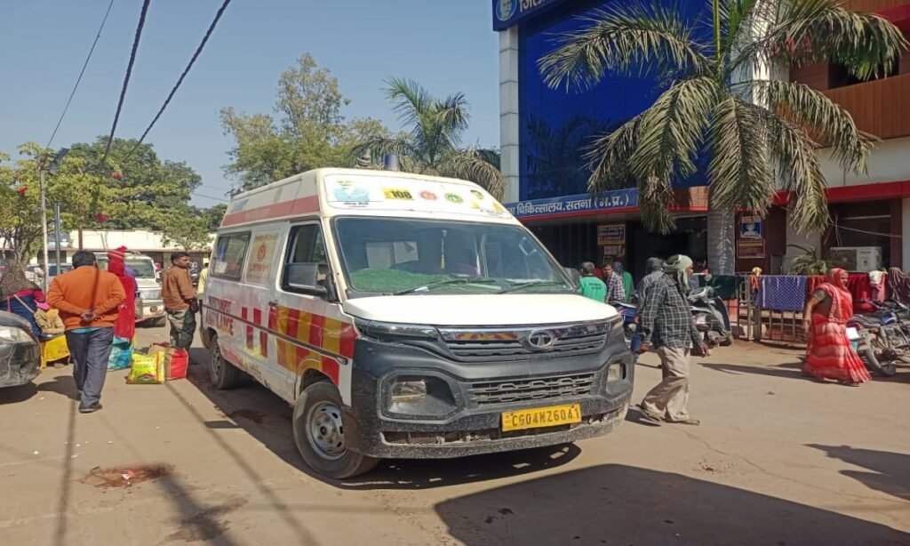 स्ट्रेचर के इंतजार में एंबुलेंस में हुआ प्रसव