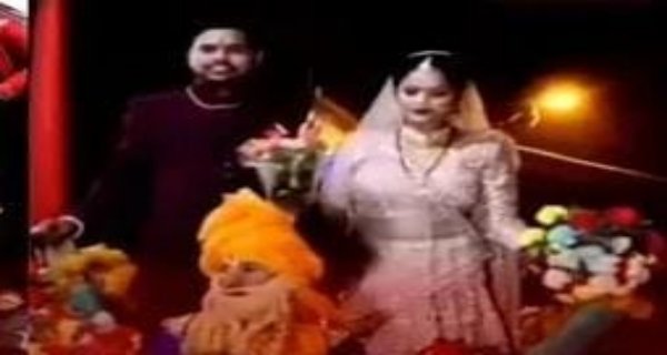 दूल्हा दुल्हन बैलगाड़ी पर सवार होकर रिसेप्शन में आए, चौंक गए लोग