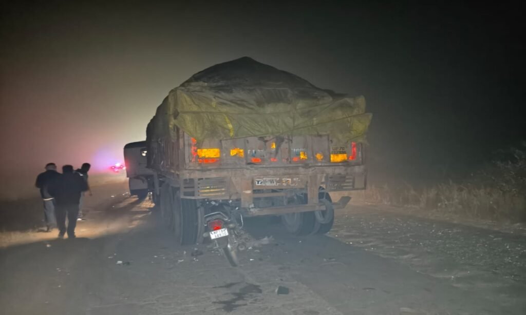 खड़े ट्रक में घुसी बाइक, 1 की मौत