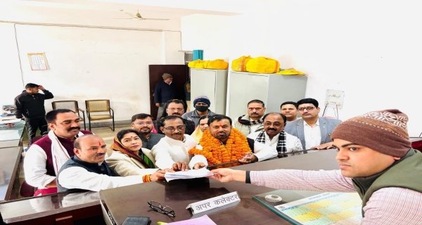 वार्ड 34 उपचुनाव नामांकन के दौरान नारेबाजी और शक्ति प्रदर्शन से मचा सियासी घमासान