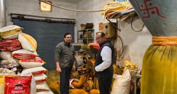 दाल बाजार में 3 पिसाई केंद्रों पर खाद्य विभाग की कार्रवाई, पौने दो लाख का माल जब्त