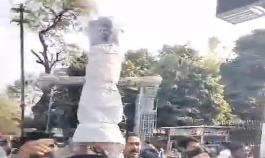 ओबीसी महासभा ने फूलबाग चौराहे पर स्वामी आनंद स्वरूप का पुतला फूंका