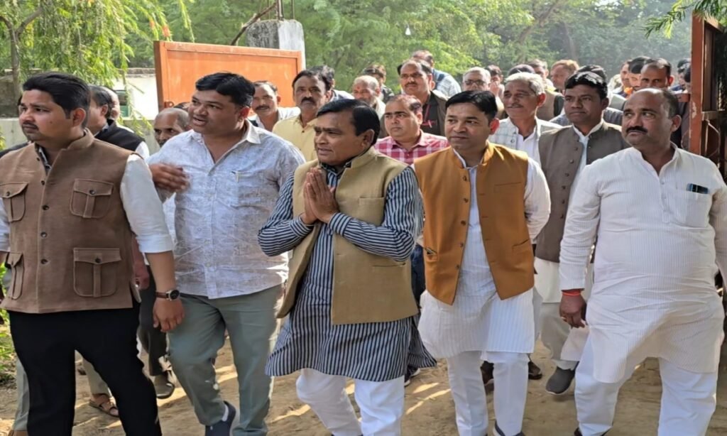 नूराबाद पहुंचे पूर्व मंत्री लाखन सिंह और संजय यादव, सुनीं समस्याएं