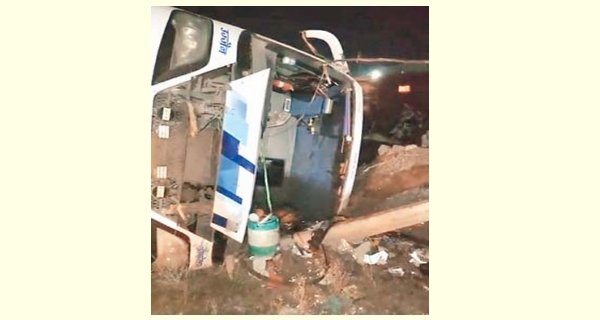 सांवेर बायपास पर हादसा टला, नाले में पलटी यात्री बस