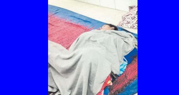 ऑपरेशन के बाद ठंड में दरी पर बैठने मजबूर महिला मरीज