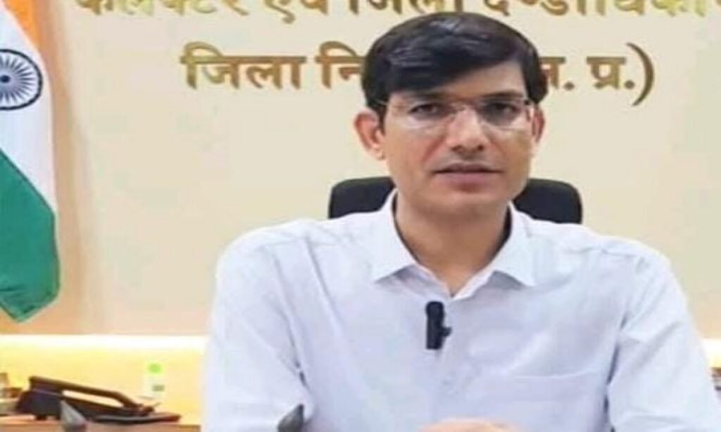 शिक्षा अधिकारी से अभद्र भाषा का प्रयोग करने पर कलेक्टर ने दो कर्मचारियों पर की कार्यवाही