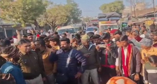 खाद की कमी से आक्रोशित किसानों ने सटई रोड किया जाम, समझाइश के बाद बहाल हुआ यातायात