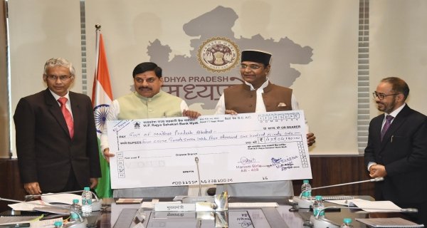 सहकारिता मंत्री सारंग ने सीएम डॉ. यादव को 4 करोड़ 27 लाख रुपये का लाभांश चेक सौंपा