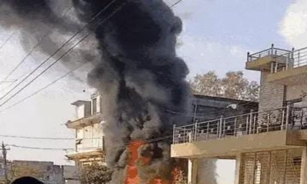 दतिया में गोदाम में आग, दो किमी दूर तक दिखा धुआं, लाखों का सामान जला