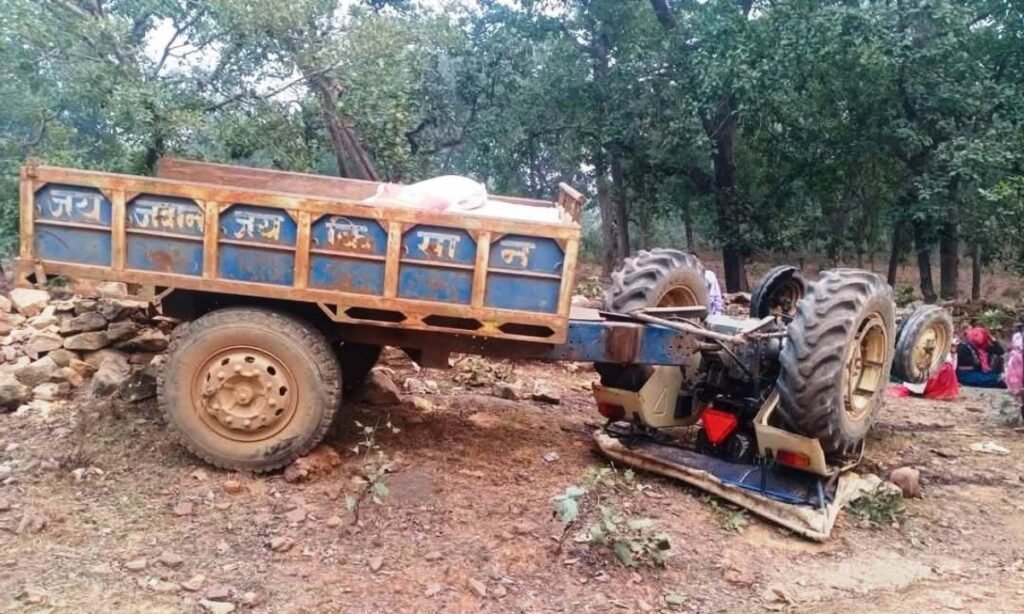 ट्रैक्टर का इंजन बेकाबू होकर पलटा, एक युवक की मौत