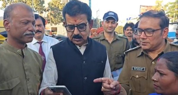 हमारी सवारी भरोसे वाली और पटरी की पाठशाला की सांसद–महापौर ने की सराहना