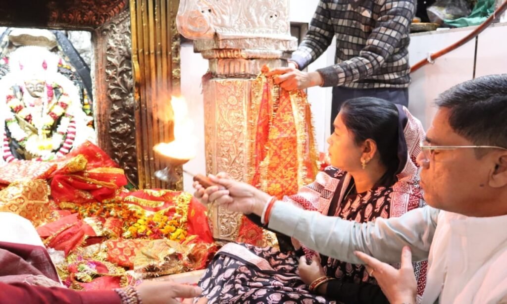 प्रभारी मंत्री ने किये मां शारदा देवी के दर्शन