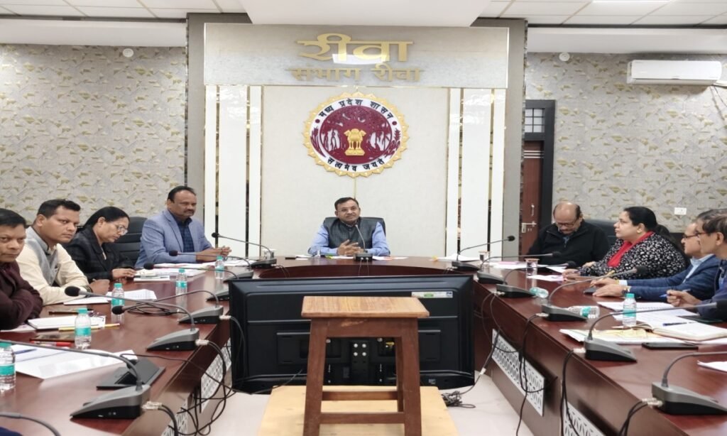 कमिश्नर ने पटवारी को किया निलंबित और तहसीलदार बहरी को दिया नोटिस