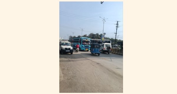 ट्रांसपोर्ट नगर के पास लगे जाम में फंसे रहे वाहन