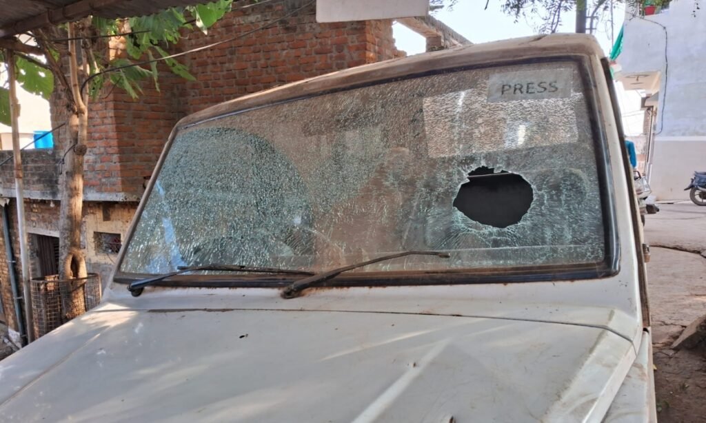 घर के सामने शराब पीने से रोका तो कार का काँच फोड़ा