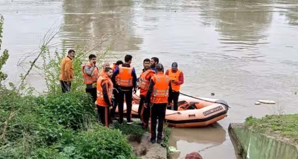 जम्मू-कश्मीर के सुंदरबनी में मुनव्वर नदी के किनारे जंग लगी एके-47 बरामद